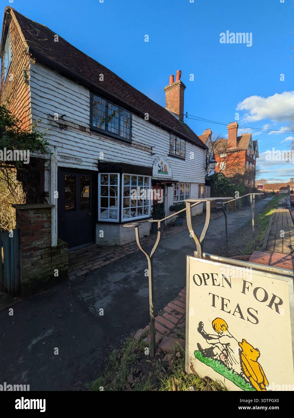 The House at Pooh Corner, Ashdown Forest (alias The Real Hundred Acre Wood from AA Milne's Winnie-the-Pooh) - Immagine stock catturata con smartphone
