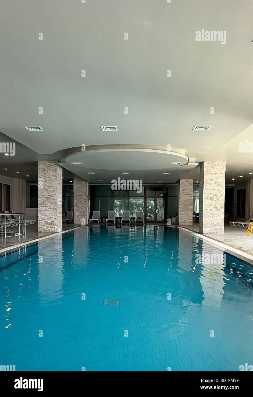 Piscina interna nell'hotel. concetto di vacanza Foto Stock