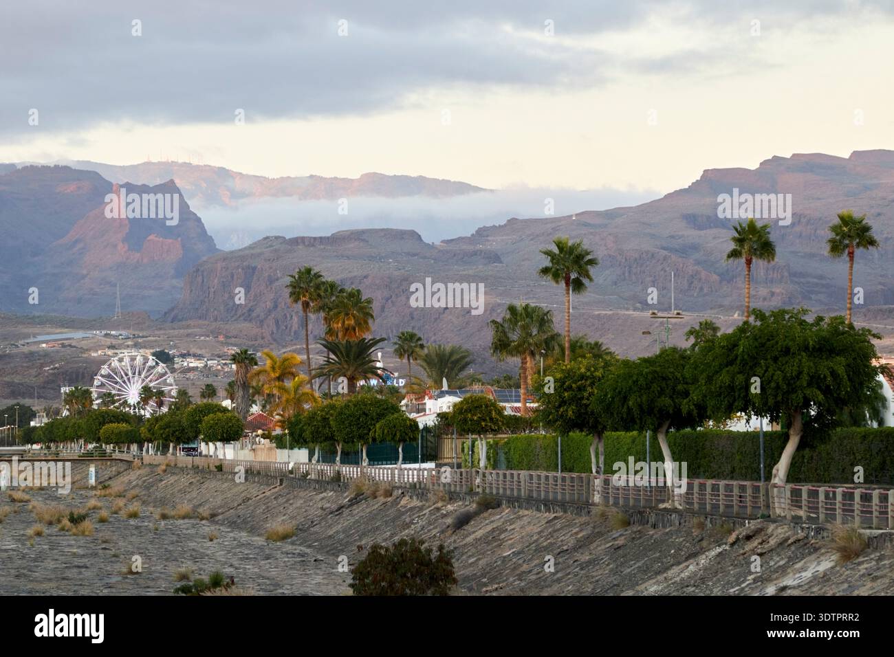 vista della luce del tramonto sulle montagne che si affacciano su maspalomas gran canaria, isole canarie, spagna Foto Stock