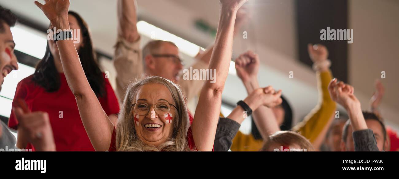 Gli entusiasti appassionati di calcio suppone la squadra nazionale inglese nella partita di calcio dal vivo allo stadio. Foto Stock