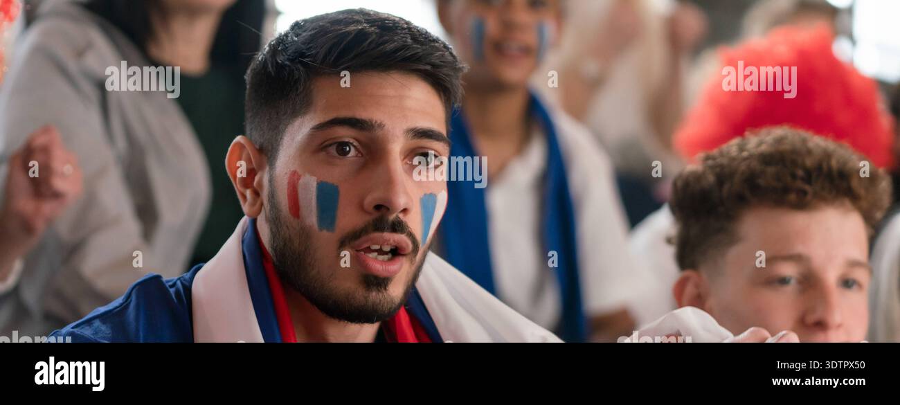 Tifosi di calcio francesi che festeggiano la loro squadra allo stadio. Tifosi di calcio francesi che celebrano la loro squadra in uno stadio. modello rilasciato Foto Stock