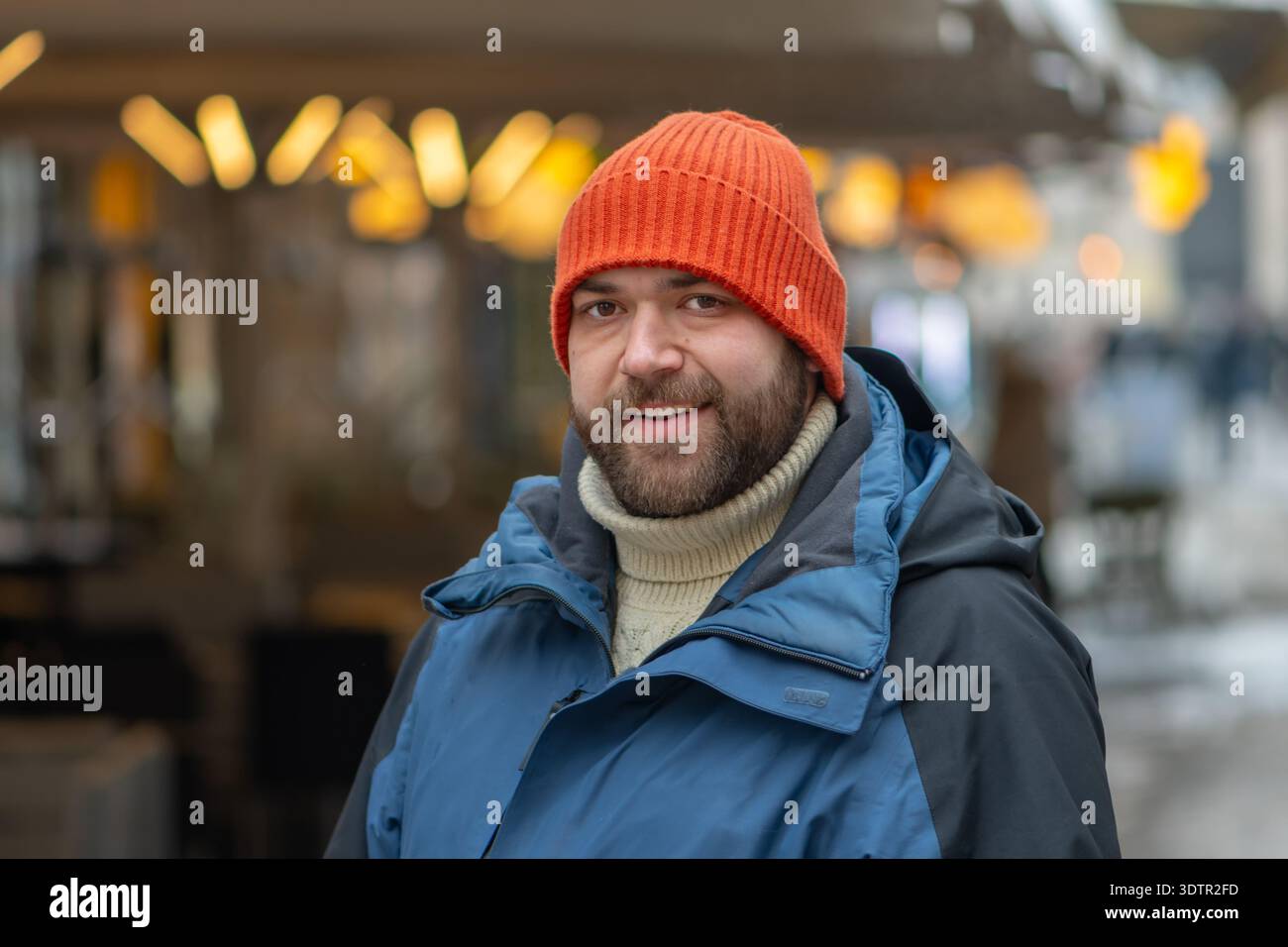 Adulto con cappello e giacca sullo sfondo dei pedoni della città Foto Stock