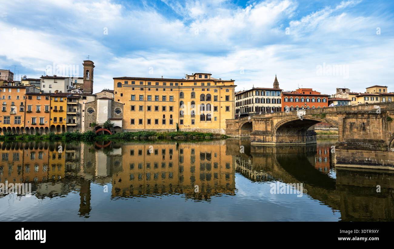 Il fiume Arno e riflessioni degli edifici Foto Stock