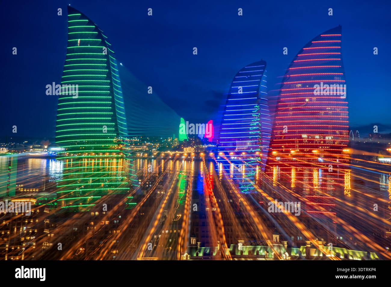 Lunga esposizione creativa che mostra percorsi di movimento e luci intorno alle torri illuminate a Baku, Azerbaigian. Foto Stock