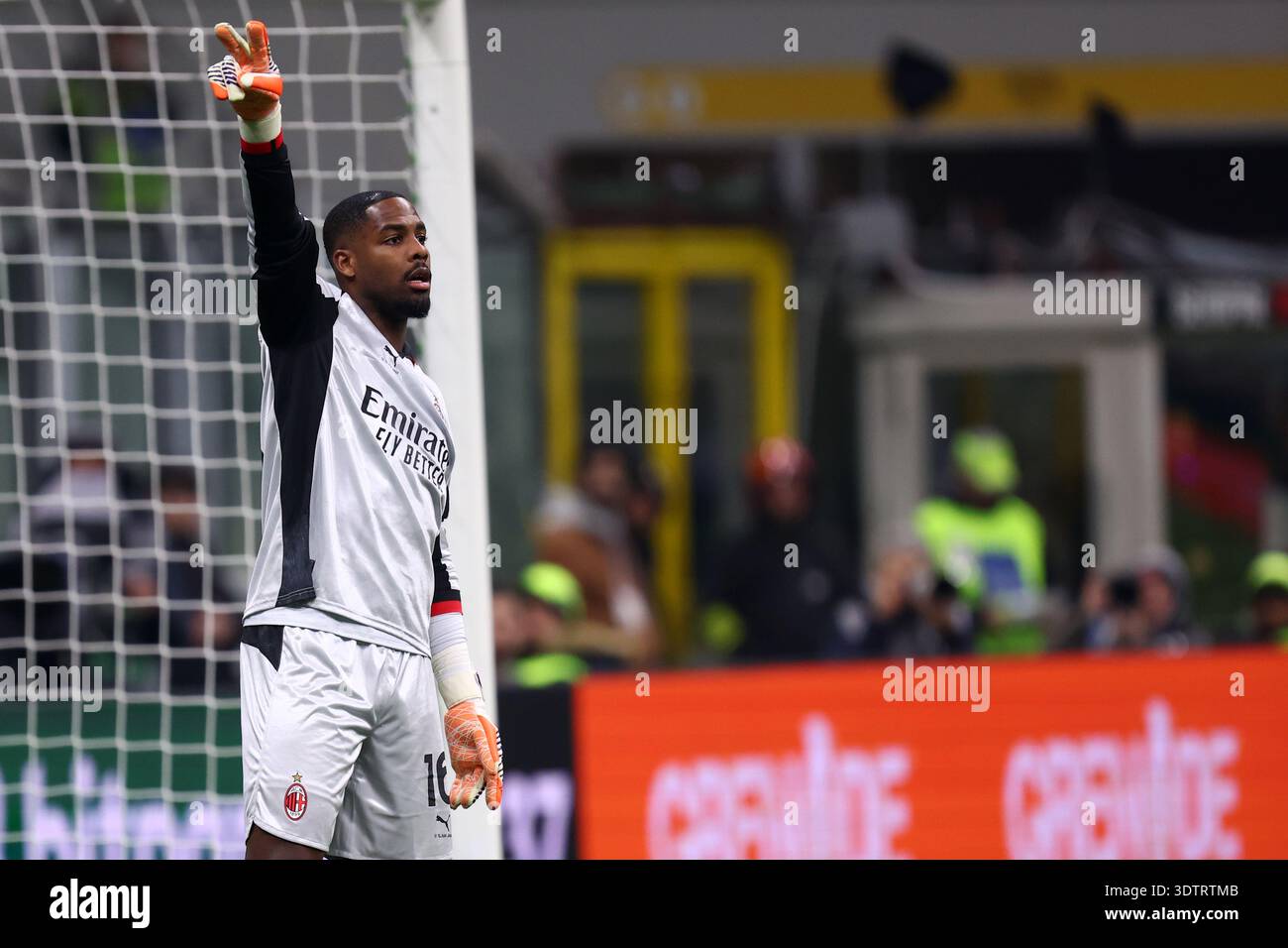 Milano, Italy. 22nd Feb, 2026. Mike Maignan of Ac Milan gestures during the Serie A match beetween Ac Milan and Parma Calcio at Stadio Giuseppe Meazza on February 22 2026 in Milano, Italy . Credit: Marco Canoniero/Alamy Live News Foto Stock