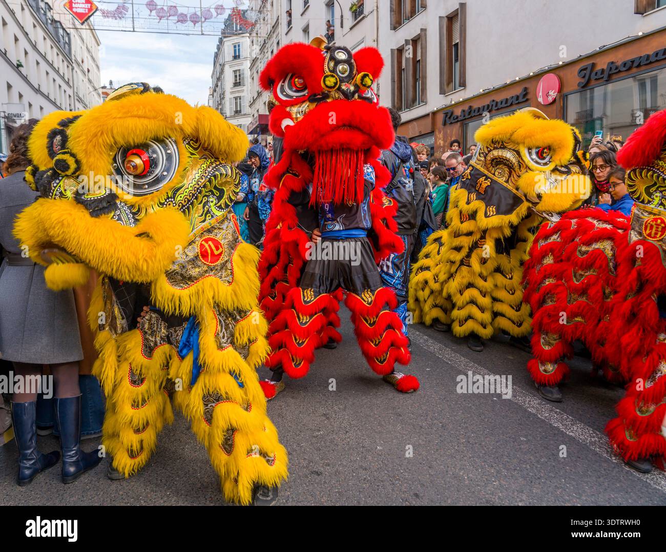 Aubervilliers, Francia - 02 14 2024: Capodanno cinese. Festeggiamenti per l'anno del Drago e il risveglio dei leoni Foto Stock