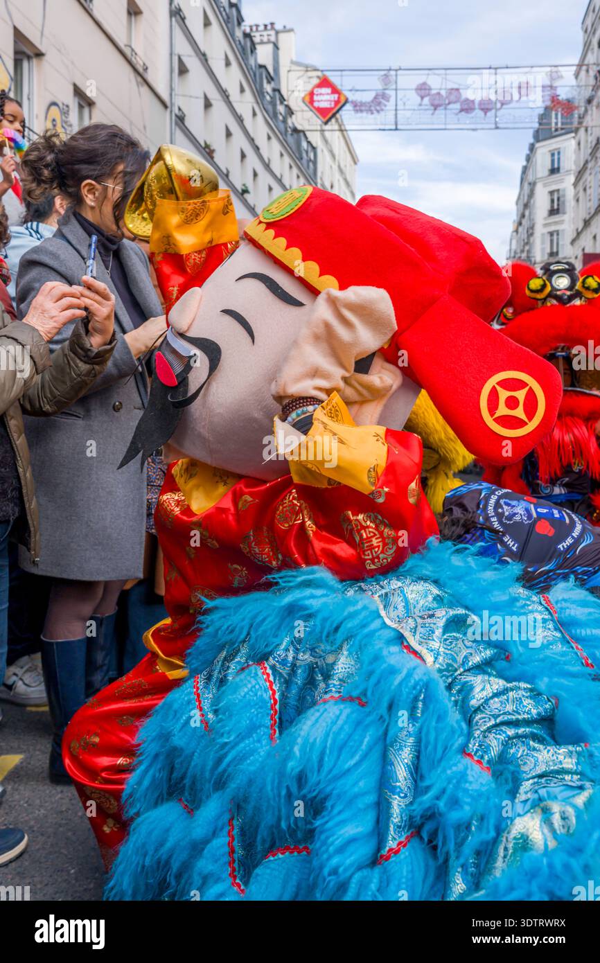 Parigi, Francia - 02 21 2022: Capodanno cinese, Fire Horse. Festeggiamenti per l'anno del Drago con danza tradizionale nel quartiere Aubervilliers Foto Stock