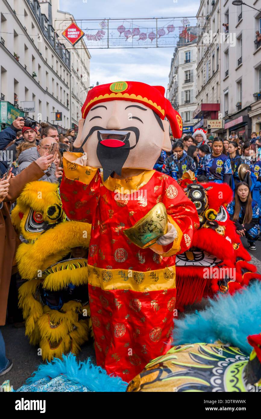 Parigi, Francia - 02 21 2022: Capodanno cinese, Fire Horse. Festeggiamenti per l'anno del Drago con danza tradizionale nel quartiere Aubervilliers Foto Stock