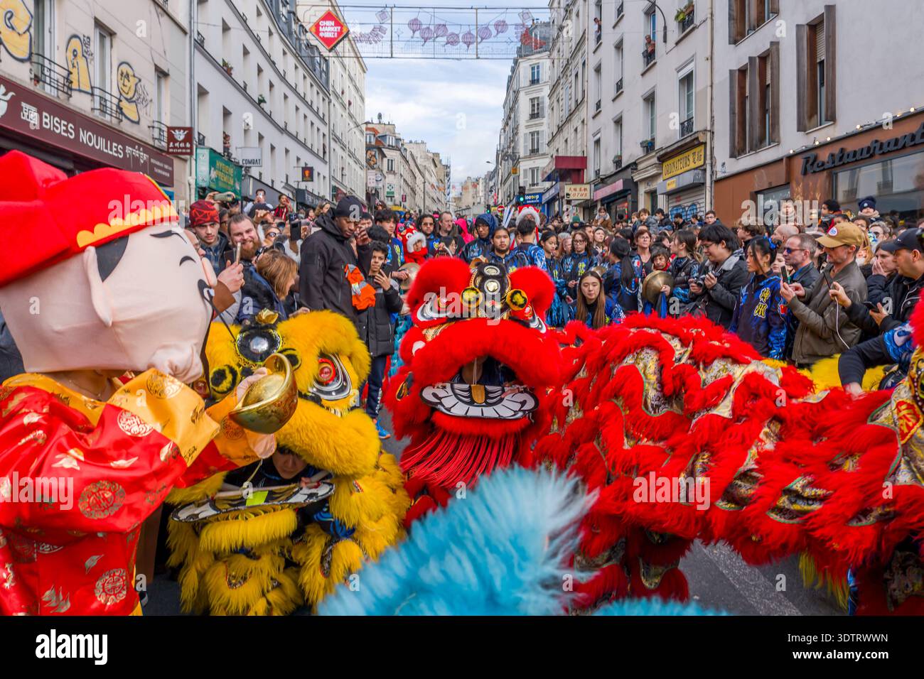 Parigi, Francia - 02 21 2022: Capodanno cinese, Fire Horse. Festeggiamenti per l'anno del Drago con danza tradizionale nel quartiere Aubervilliers Foto Stock
