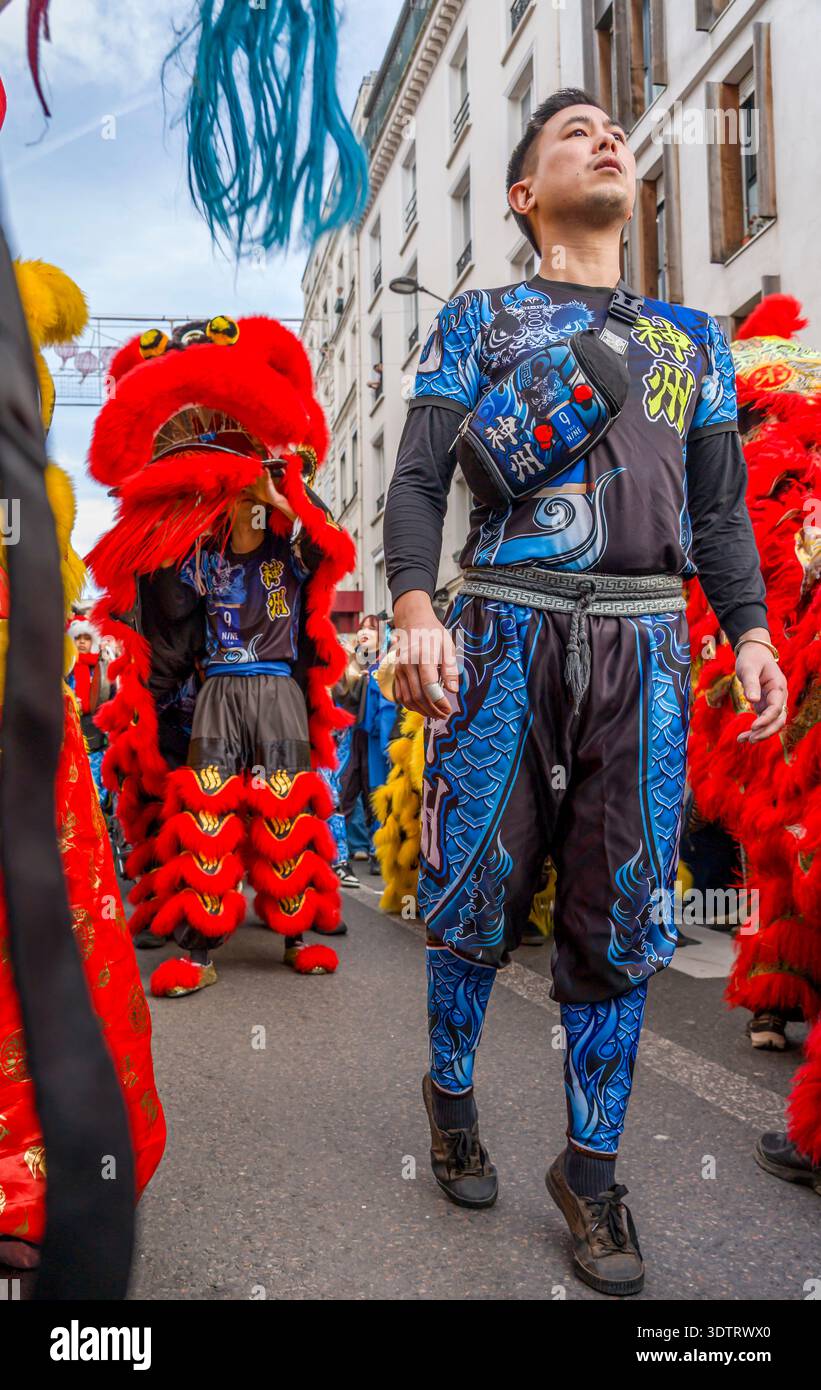 Parigi, Francia - 02 21 2022: Capodanno cinese, Fire Horse. Festeggiamenti per l'anno del Drago con danza tradizionale nel quartiere Aubervilliers Foto Stock