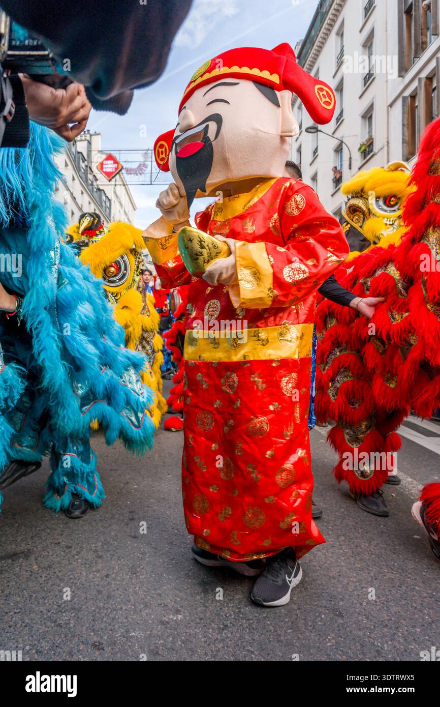 Parigi, Francia - 02 21 2022: Capodanno cinese, Fire Horse. Festeggiamenti per l'anno del Drago con danza tradizionale nel quartiere Aubervilliers Foto Stock