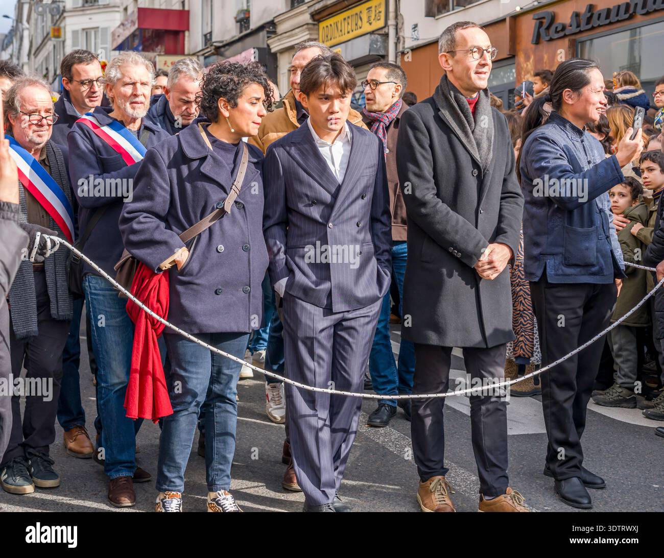 Parigi, Francia - 02 14 2024: Capodanno cinese. Vista del sindaco del quartiere di Belleville con i funzionari Foto Stock