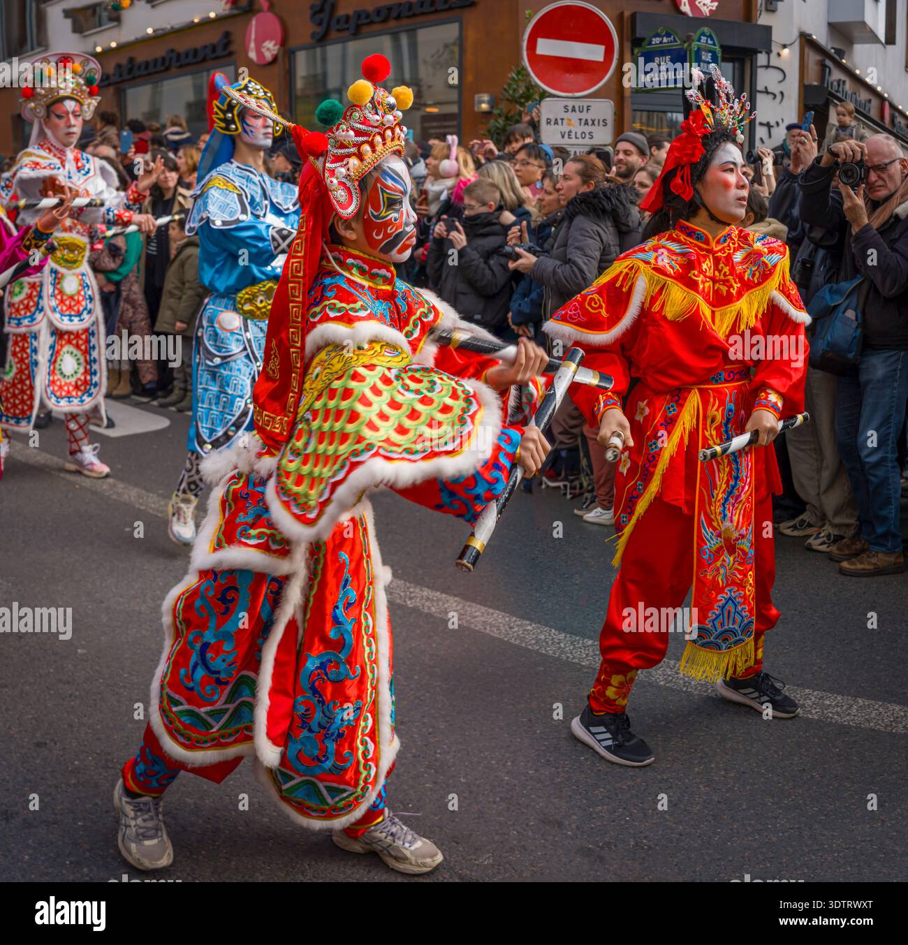 Parigi, Francia - 02 21 2022: Capodanno cinese, Fire Horse. Festeggiamenti per l'anno del Drago con danza tradizionale nel quartiere Aubervilliers Foto Stock
