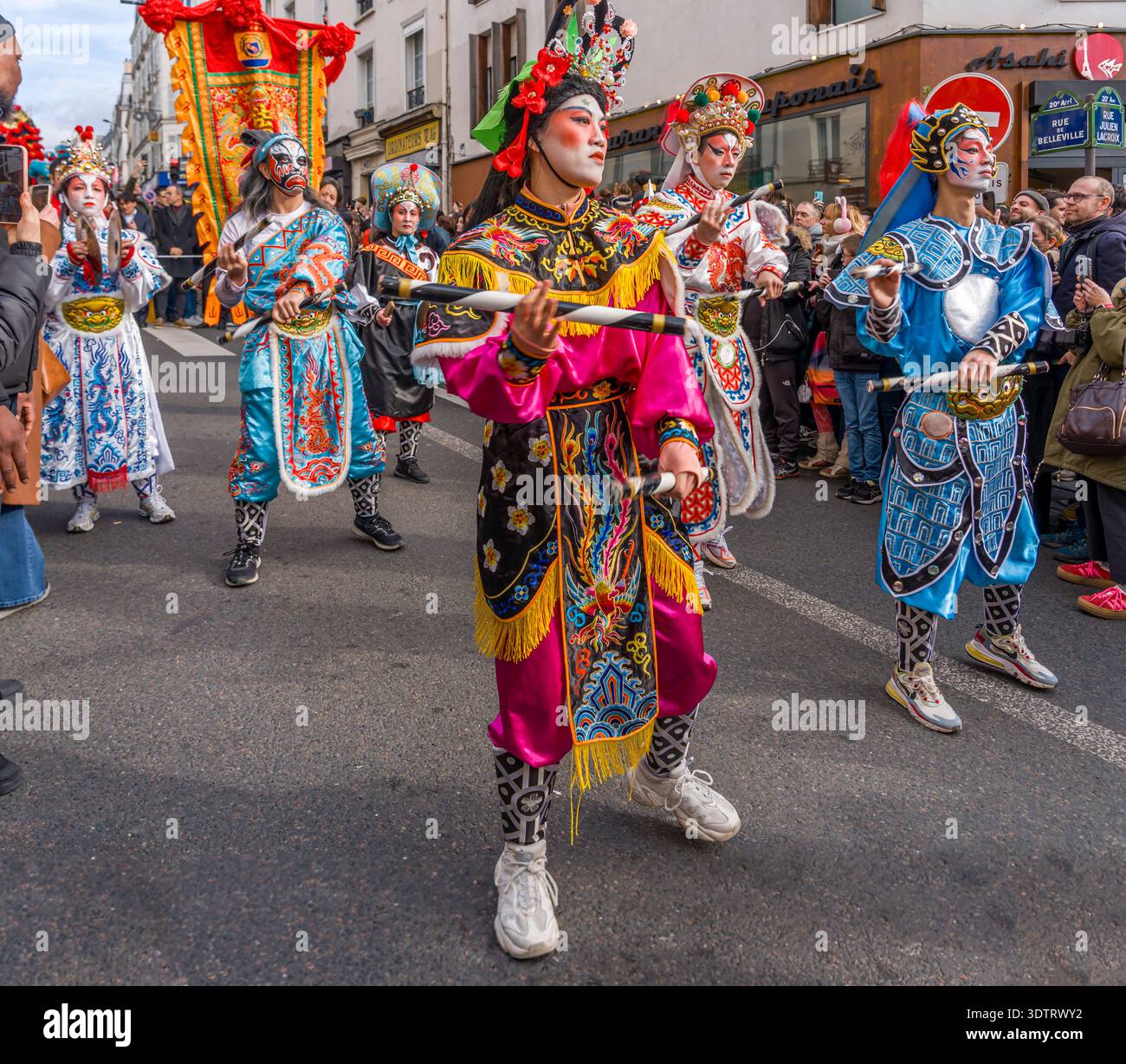 Parigi, Francia - 02 21 2022: Capodanno cinese, Fire Horse. Festeggiamenti per l'anno del Drago con danza tradizionale nel quartiere Aubervilliers Foto Stock