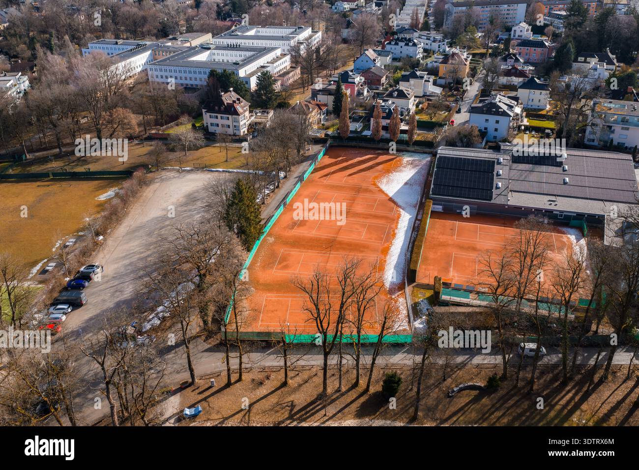 Complesso di tennis aereo a Salisburgo con campi in terra battuta e neve invernale Foto Stock