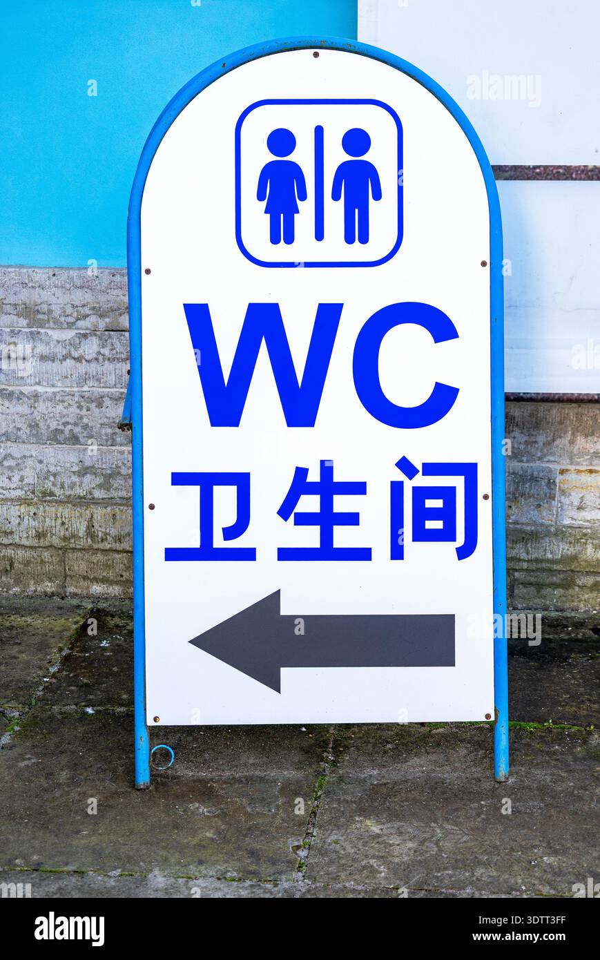 Puntatore al bagno per uomini e donne. Cartello WC al parco Foto Stock