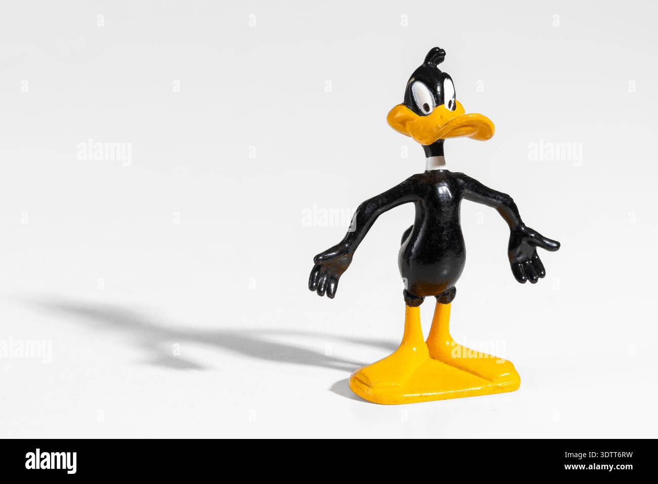La statuetta dei personaggi di Daffy Duck porta nostalgia e ricordi d'infanzia Foto Stock
