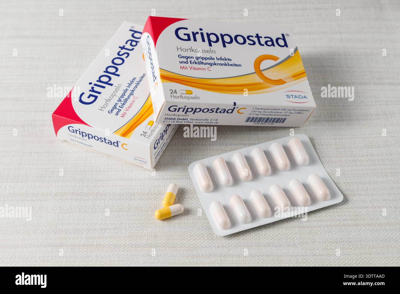 Grippostad packaging, blister pack sample e capsule per il trattamento sintomatico di influenza o infezioni da raffreddore Foto Stock