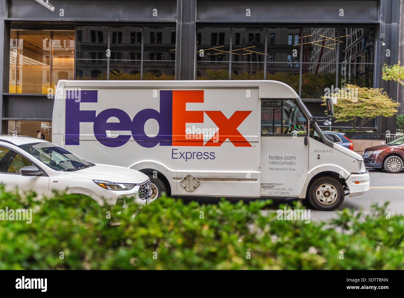New York, Stati Uniti, 1° novembre 2025: Camion FedEx parcheggiato in città con marchio aziendale e uffici urbani a New York City USA Foto Stock