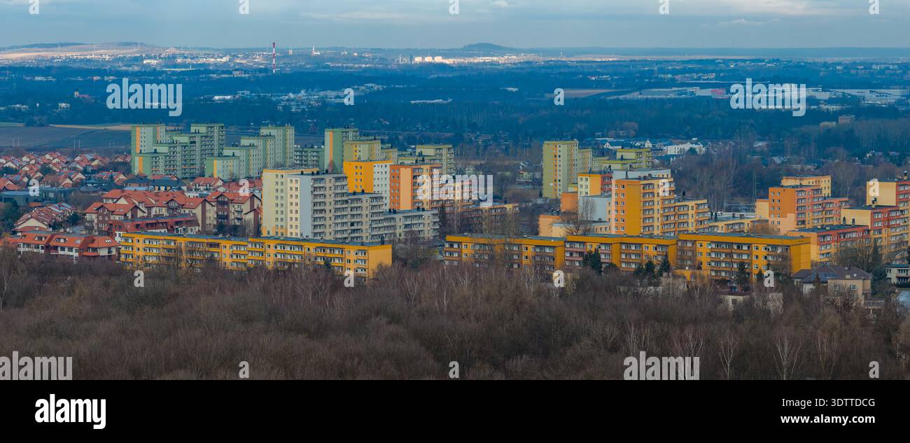 Vista aerea dei quartieri di Katowice con blocchi di lastre e case Foto Stock