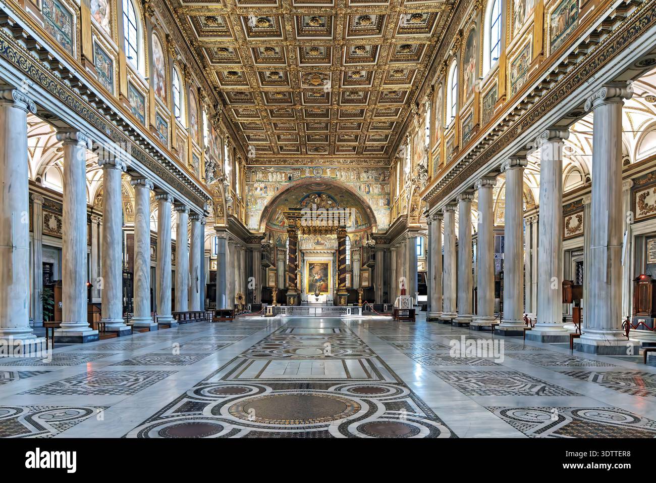 Vista interna della Basilica Papale di Santa Maria maggiore che mostra la navata centrale, i mosaici e il baldacchino, Roma, Italia. Foto Stock