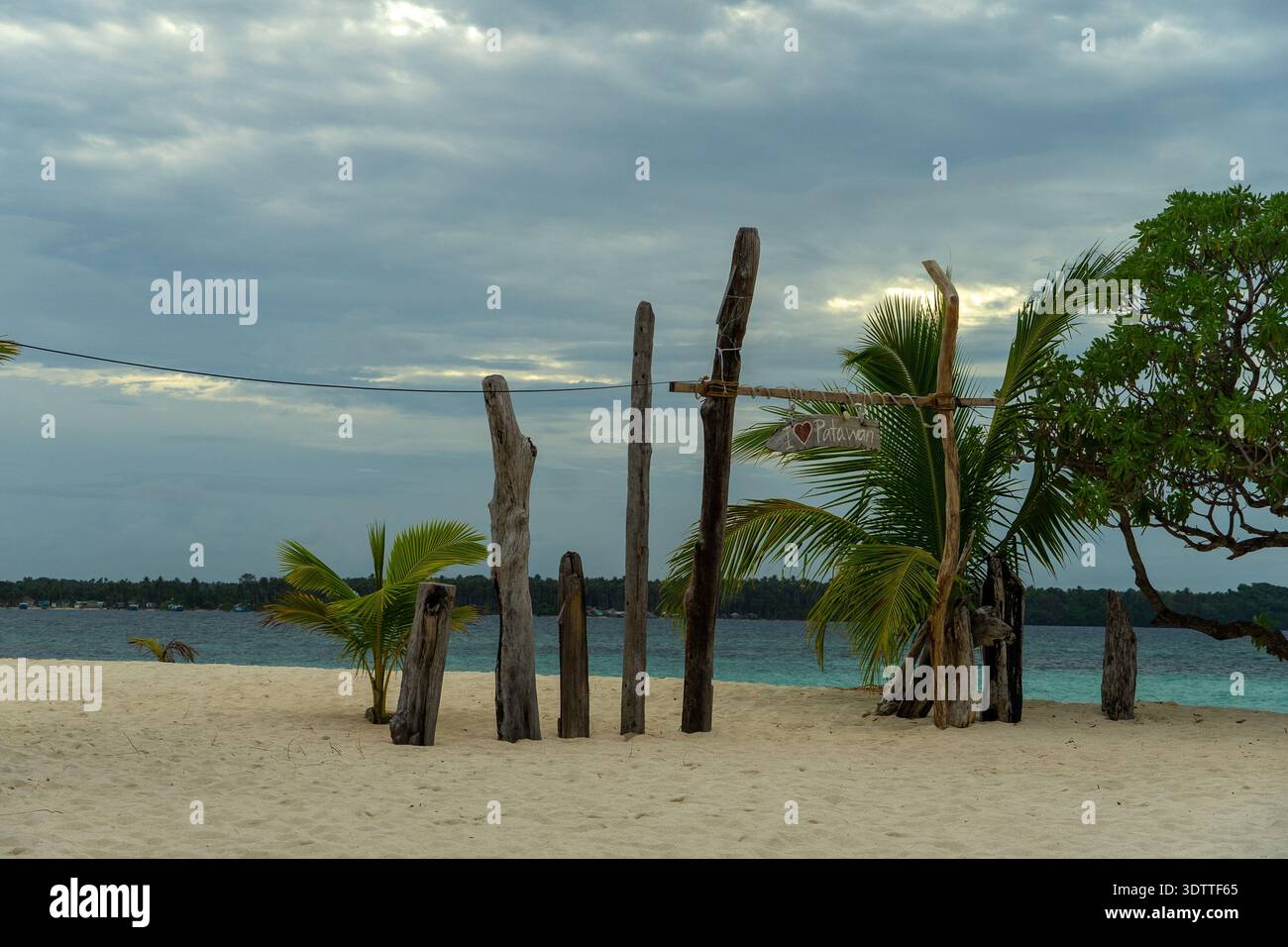 Splendida spiaggia sull'isola di Patawan a Balabac, nelle Filippine. Foto Stock