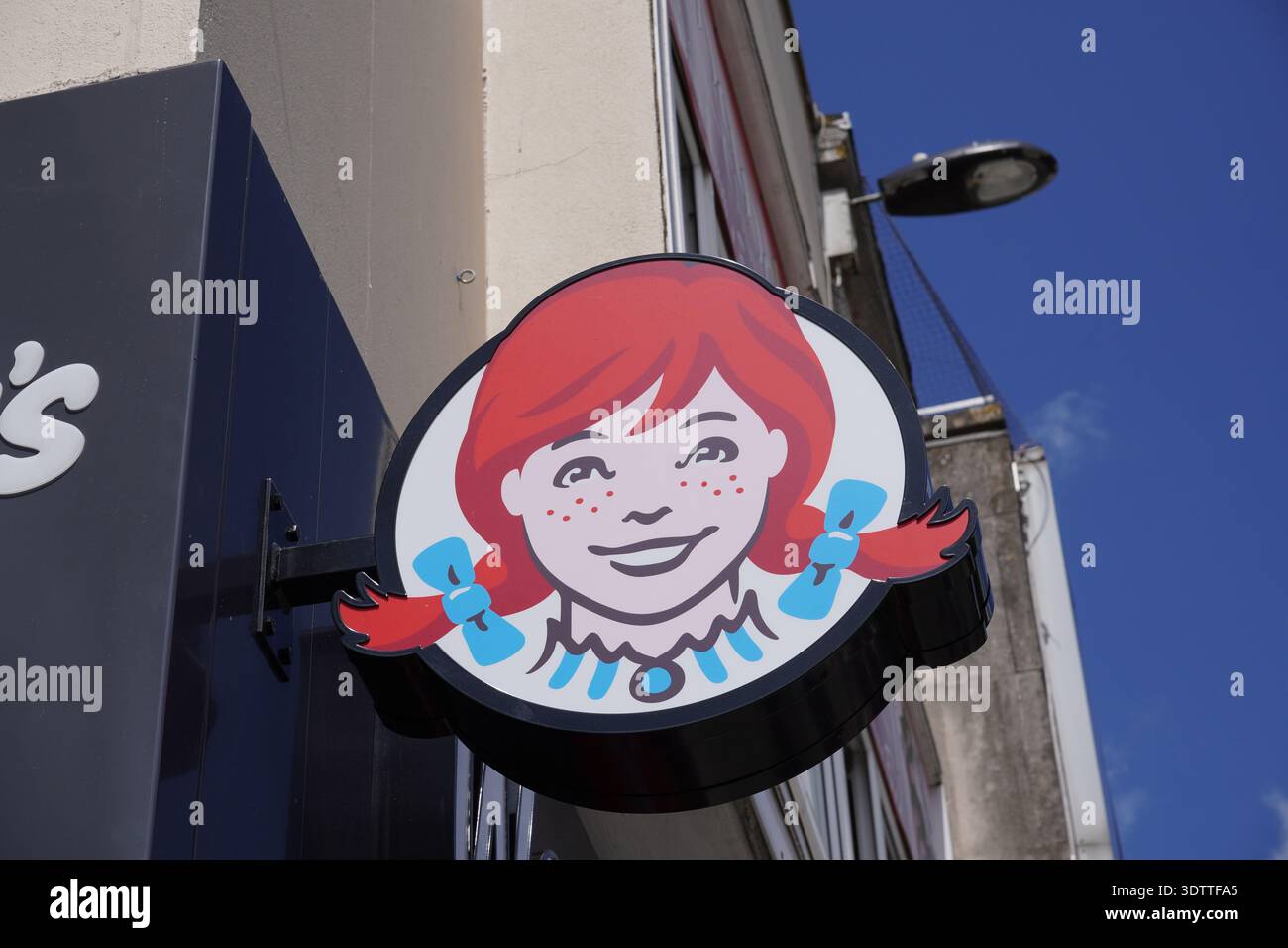Cartellonistica del ristorante fast food Wendy's con il logo del marchio. Catena americana di hamburger - Southampton, Inghilterra, 7 luglio 2025 Foto Stock