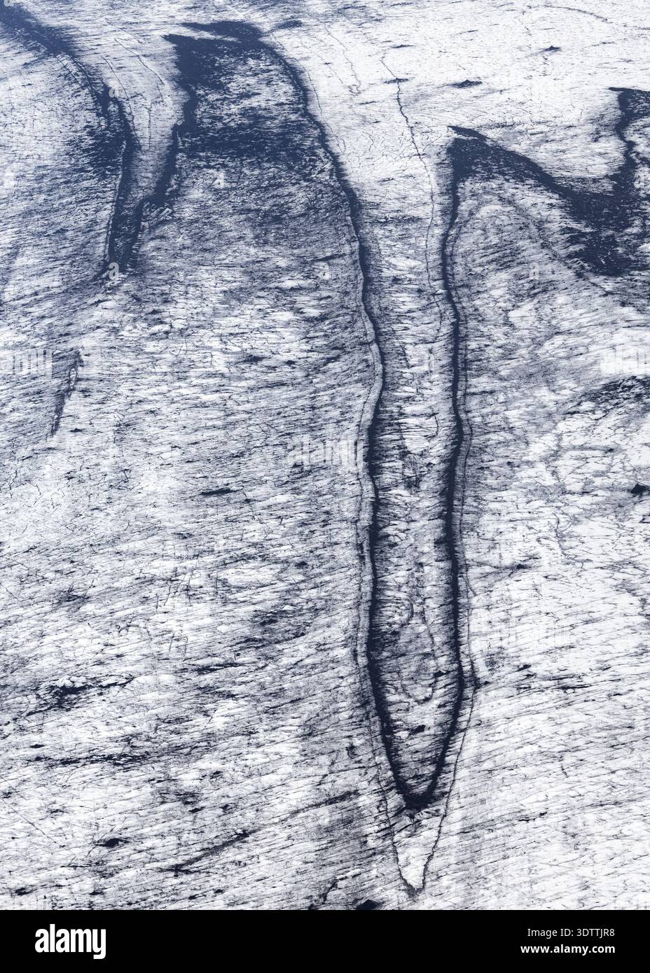 La vista aerea del paesaggio monocromatico e aspro rivela un'intricata rete di corsi d'acqua che si intagliano attraverso la terra, l'Islanda. Foto Stock