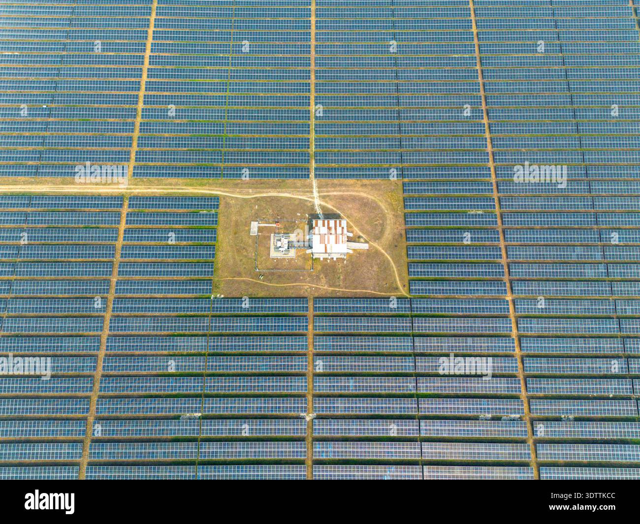 Vista aerea dei pannelli solari che si estendono attraverso il paesaggio circostante una struttura centrale, a testimonianza dell'energia rinnovabile, Gaibandha, Rangpur Division Foto Stock