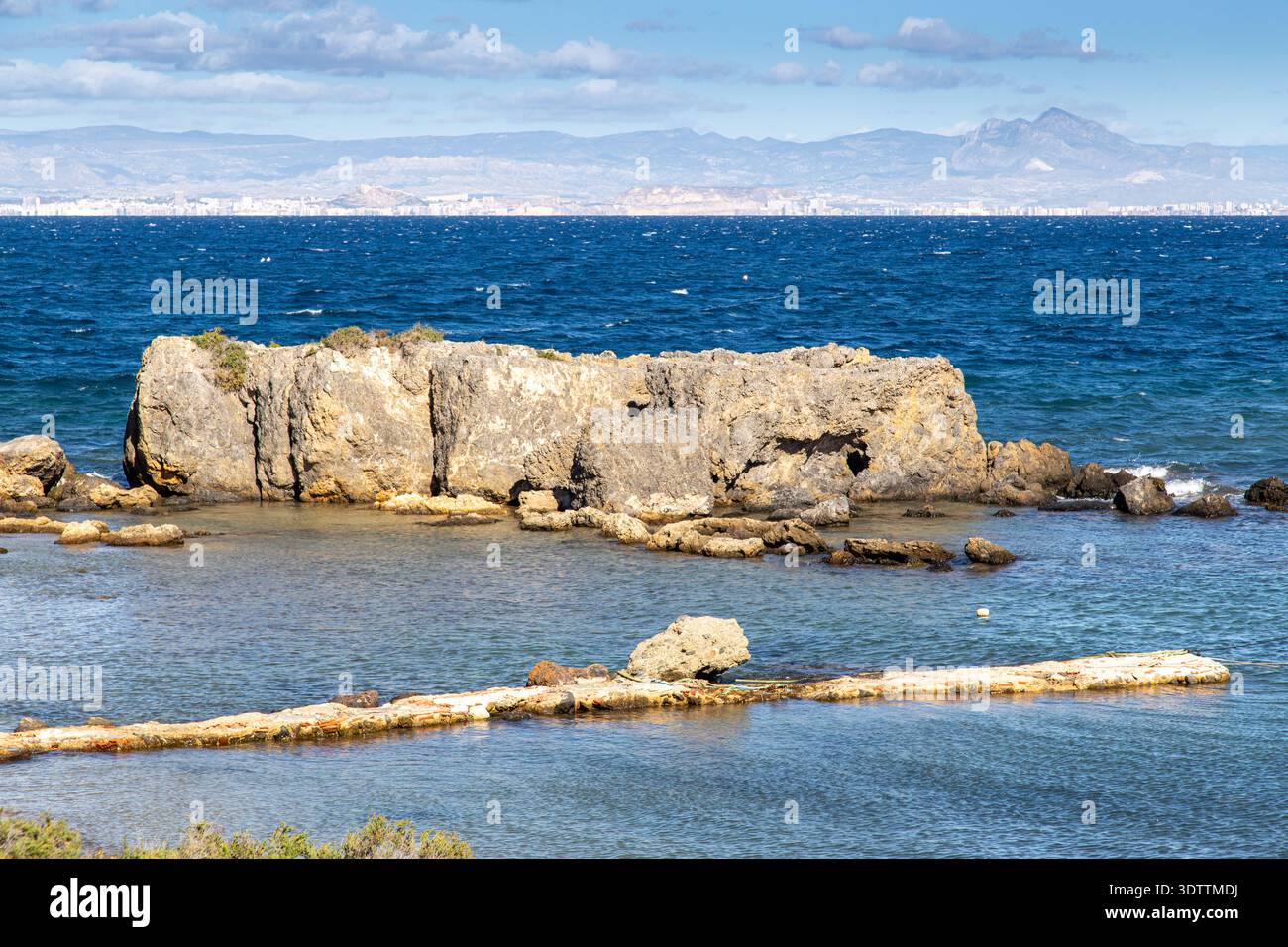 Costa rocciosa con acque cristalline sull'isola di Tabarca vicino ad Alicante. Foto Stock