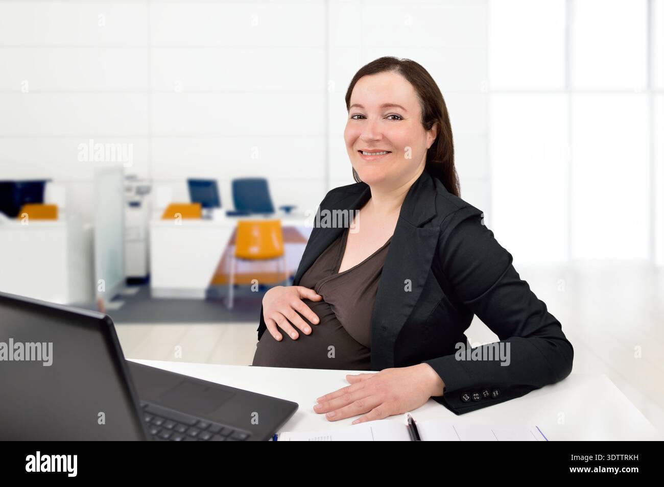 Ritratto di una donna d'affari incinta che lavora in un ufficio Foto Stock