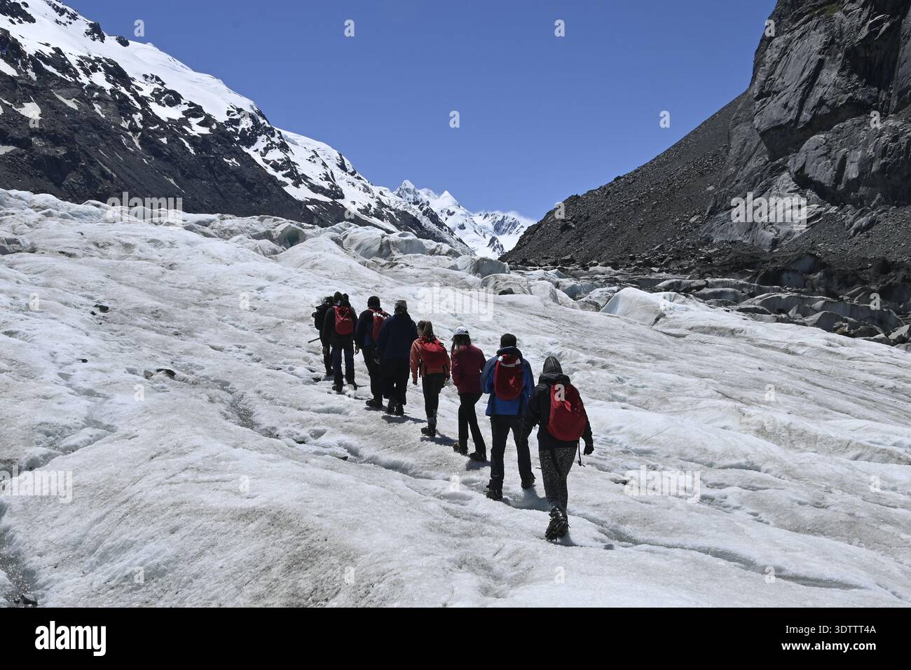 Gli escursionisti che indossano ramponi si dirigono verso il ghiacciaio Tasman nel Parco nazionale Aoraki/Mount Cook della nuova Zelanda nel 2023. Foto di Ernie Mastroianni Foto Stock