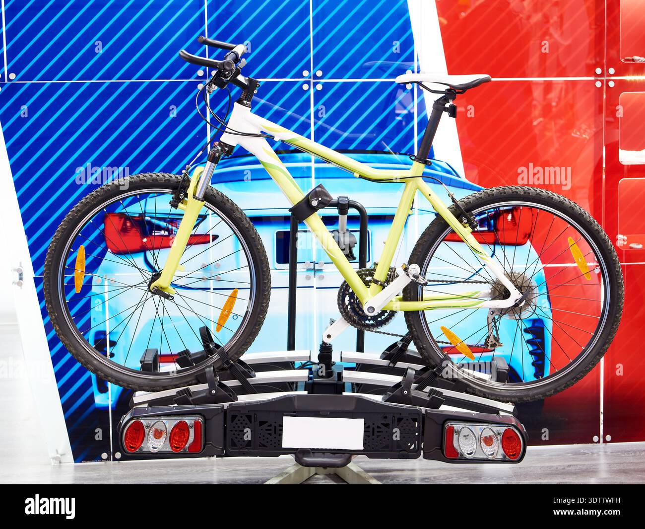 Bicicletta montata su rack posteriore sul cavalletto per auto Foto Stock