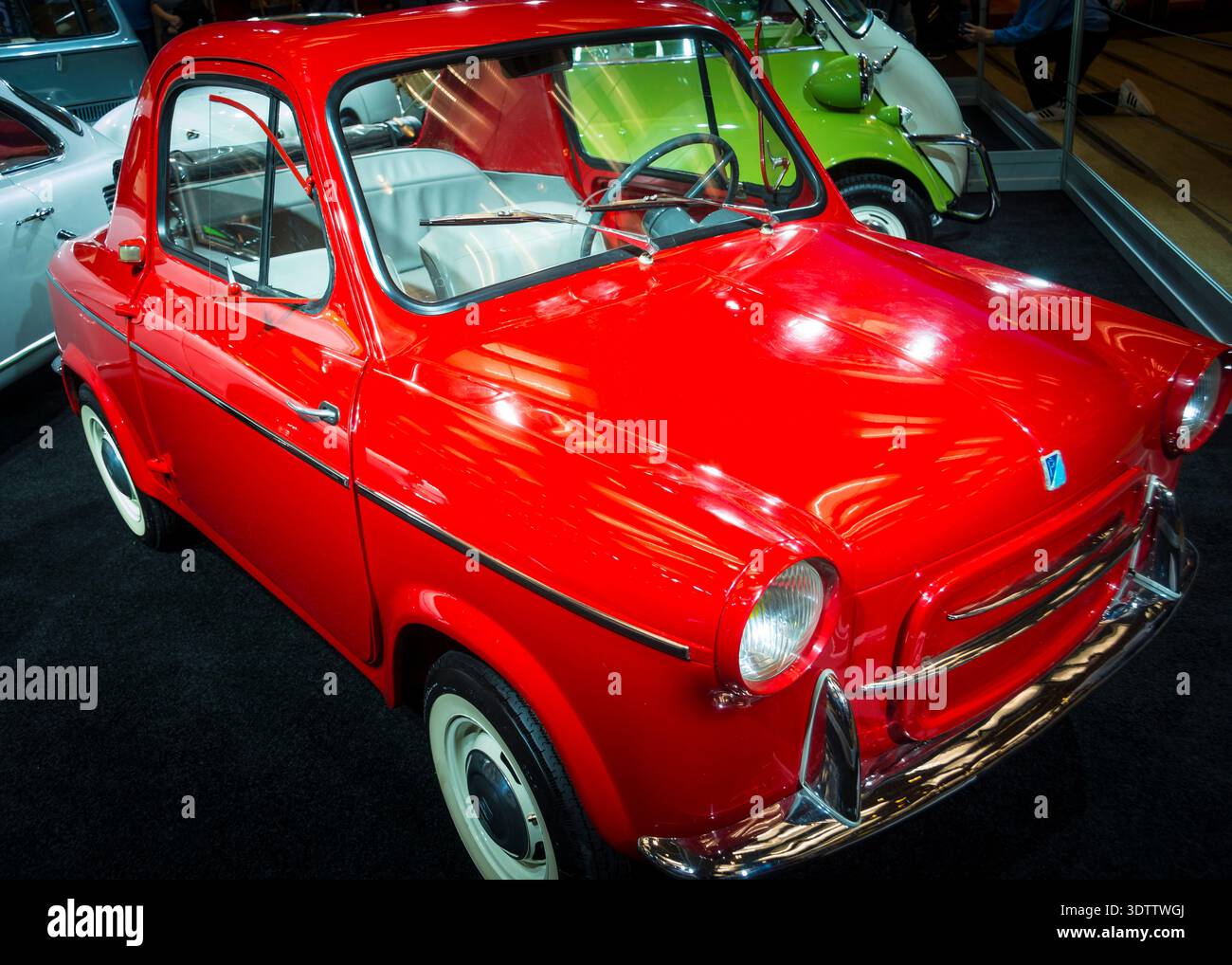 Una piccola e insolita Vespa 400 del 1958, prodotta dall'azienda italiana Piaggio, è stata esposta al Toronto Auto Show del 2026 a Toronto, Ontario Canada Foto Stock