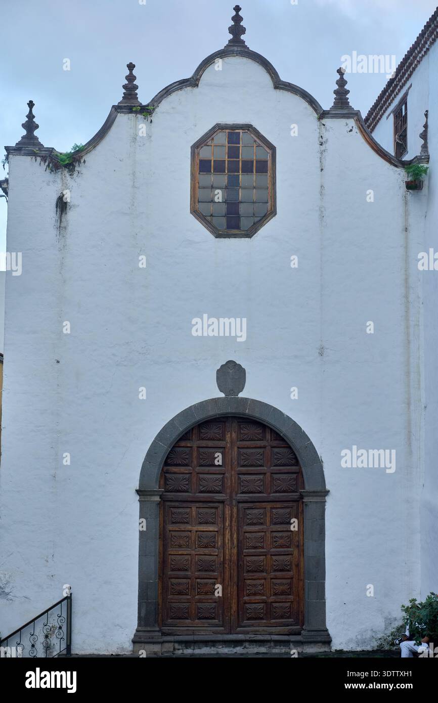 Una grande porta ad arco in legno con borchie e una pietra circonda la chiesa Iglesia de San Marcos nella città vecchia di Icod de los Vinos, Tenerife Foto Stock