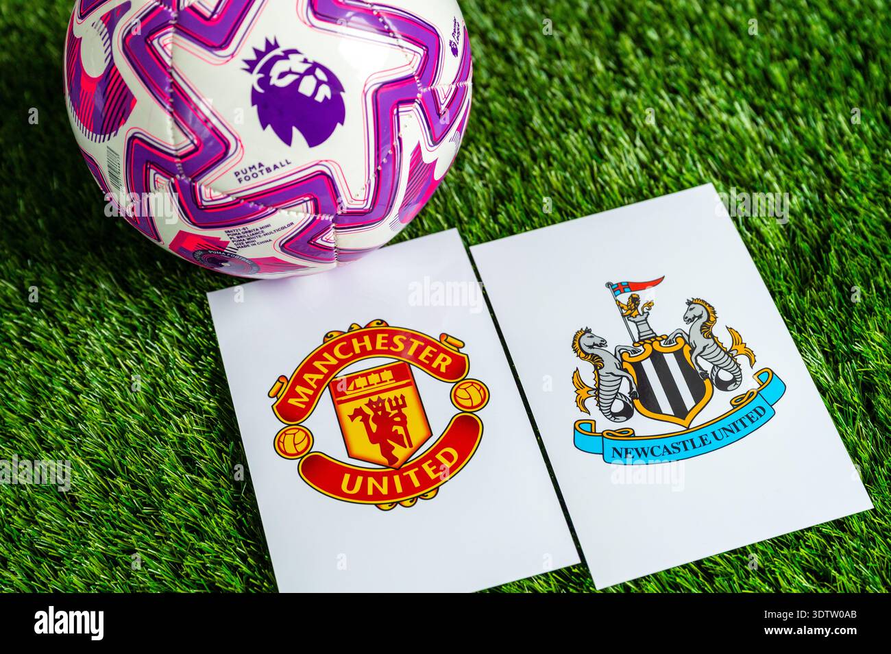 LONDRA, REGNO UNITO, 23 FEBBRAIO 2026: Confronto tra Manchester United e Newcastle United English Premier League, loghi delle squadre e pallone da calcio in gree Foto Stock