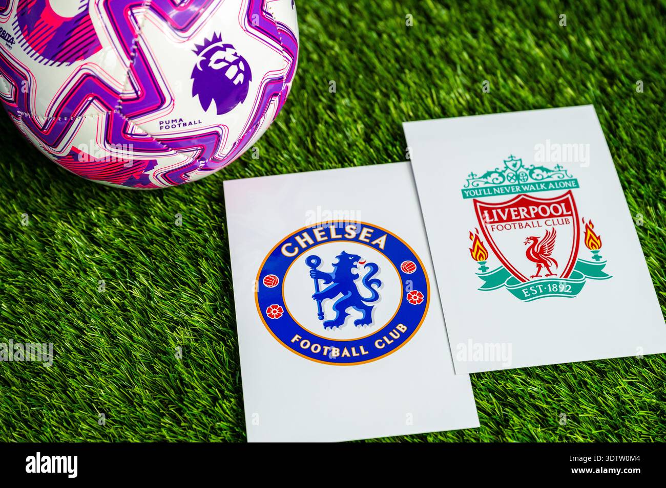 LONDRA, REGNO UNITO, 23 FEBBRAIO 2026: Incontro Chelsea vs. Liverpool English Premier League, loghi delle squadre e pallone da calcio su erba verde Foto Stock