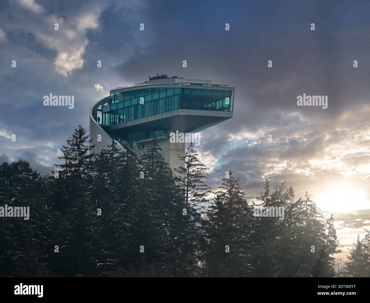Torre Bergisel Ski Jump e terrazza a Innsbruck sotto il sole Foto Stock