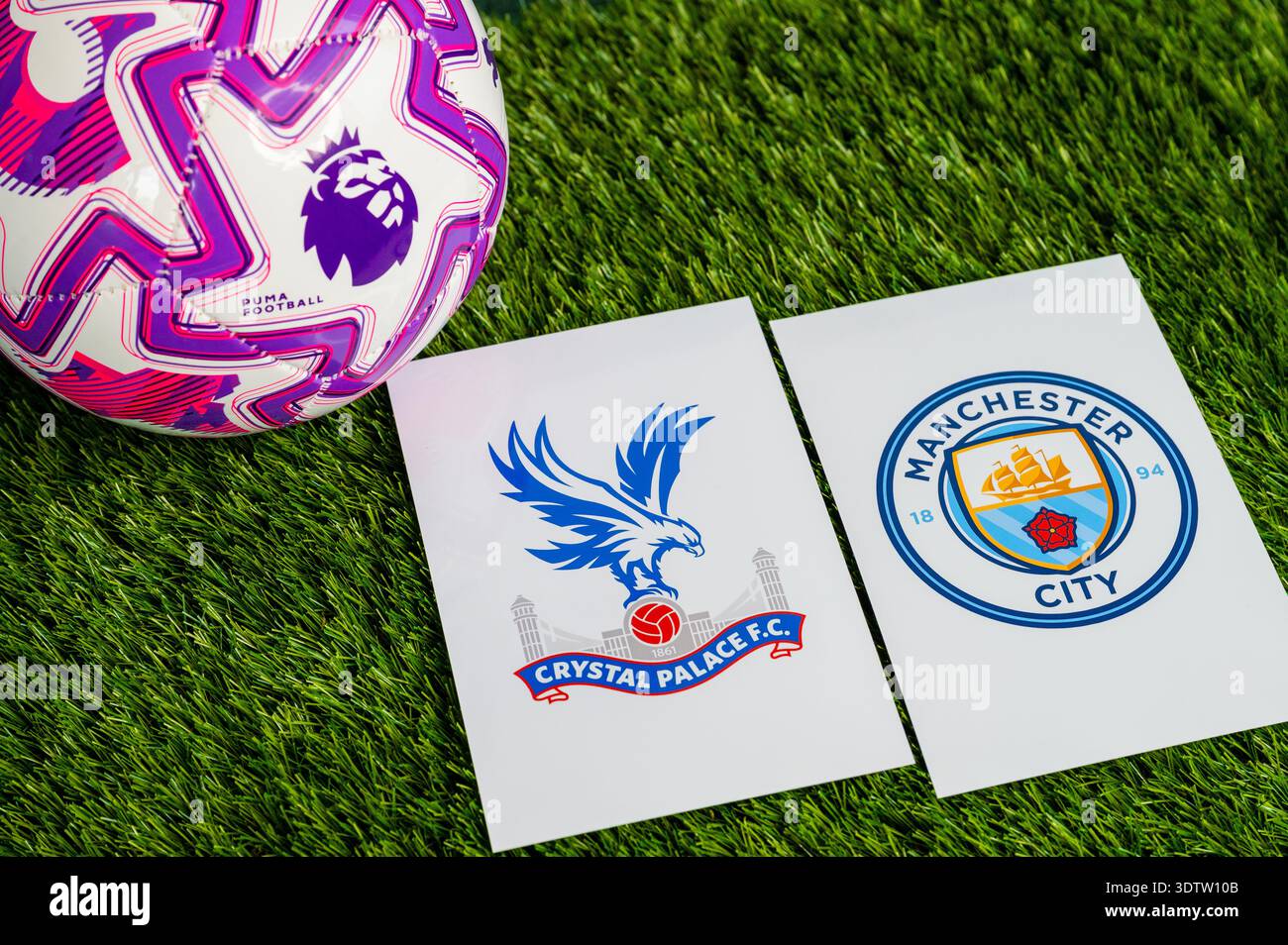LONDRA, REGNO UNITO, 23 FEBBRAIO 2026: Partita Crystal Palace vs. Crystal Palace Premier League, pallone ufficiale di calcio su erba verde, sfondo con Foto Stock