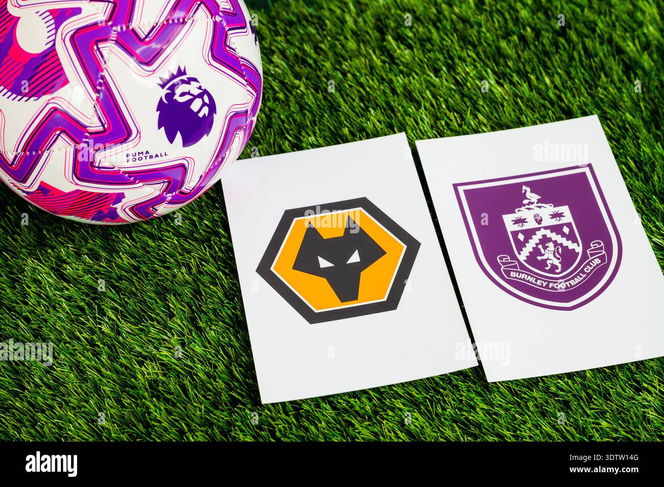 LONDRA, REGNO UNITO, 23 FEBBRAIO 2026: Wolverhampton Wanderers vs. Burnley Derby match in Premier League. Logo del club e calcio ufficiale Foto Stock