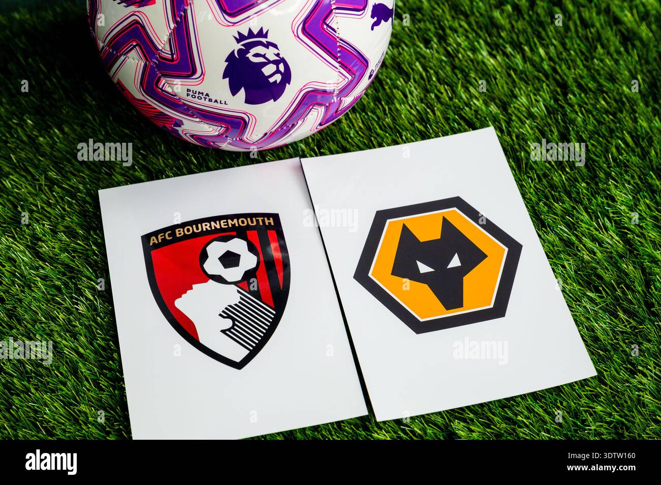 LONDRA, REGNO UNITO, 23 FEBBRAIO 2026: AFC Bournemouth vs. Wolverhampton Wanderers English Premier League Matchup, logo della squadra e pallone di calcio Foto Stock