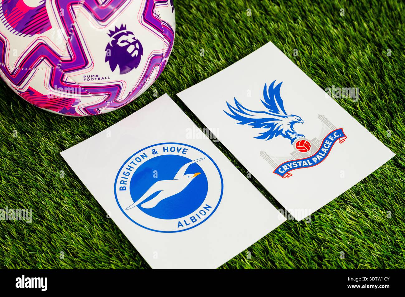 LONDRA, REGNO UNITO, 23 FEBBRAIO 2026: Brighton & Hove Albion vs. Crystal Palace derby di calcio in Premier League. Logo del Club e ufficiale di Foto Stock