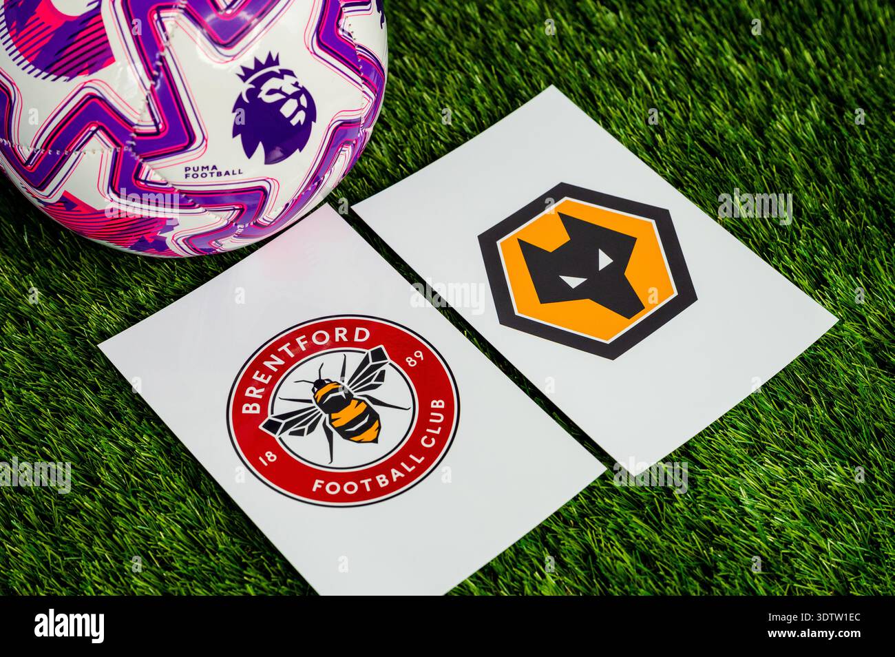 LONDRA, REGNO UNITO, 23 FEBBRAIO 2026: Brentford vs. Wolverhampton Wanderers English Premier League Matchup, logo della squadra e pallone da calcio sul green Foto Stock