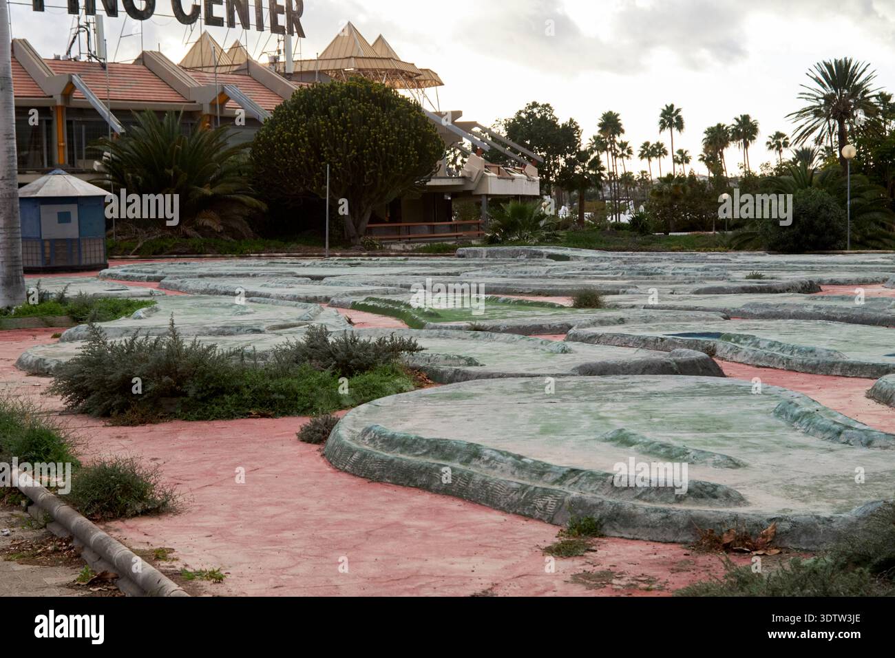 ex pazzo campo da golf nell'ormai abbandonato centro commerciale faro 2 maspalomas gran canaria, isole canarie, spagna Foto Stock