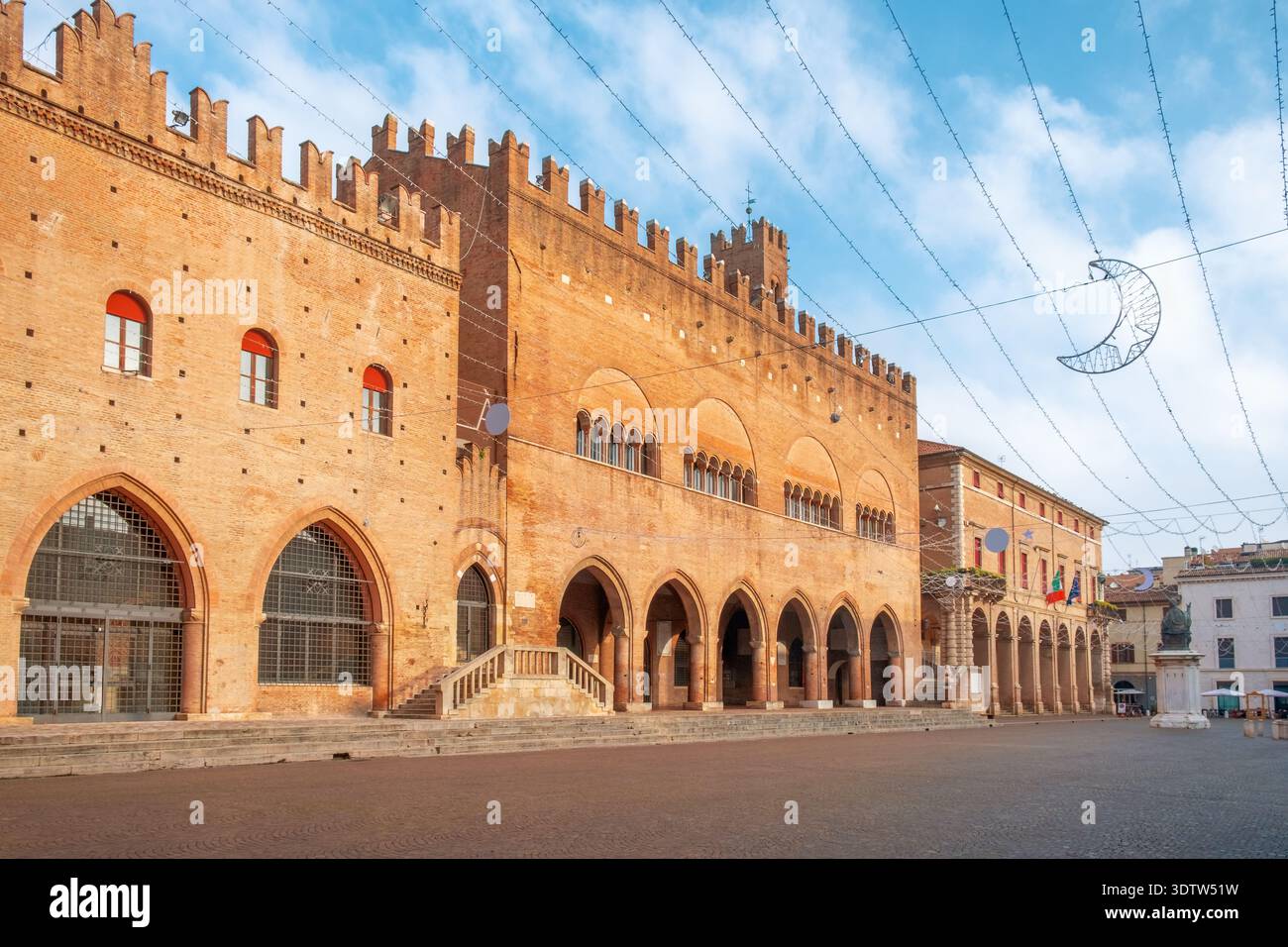 Edifici in mattoni medievali con tetti merlati e archi gotici in Piazza Cavour, Rimini, Italia. Palazzo dell'Arengo e Palazzo del Podesta nel centro storico Foto Stock