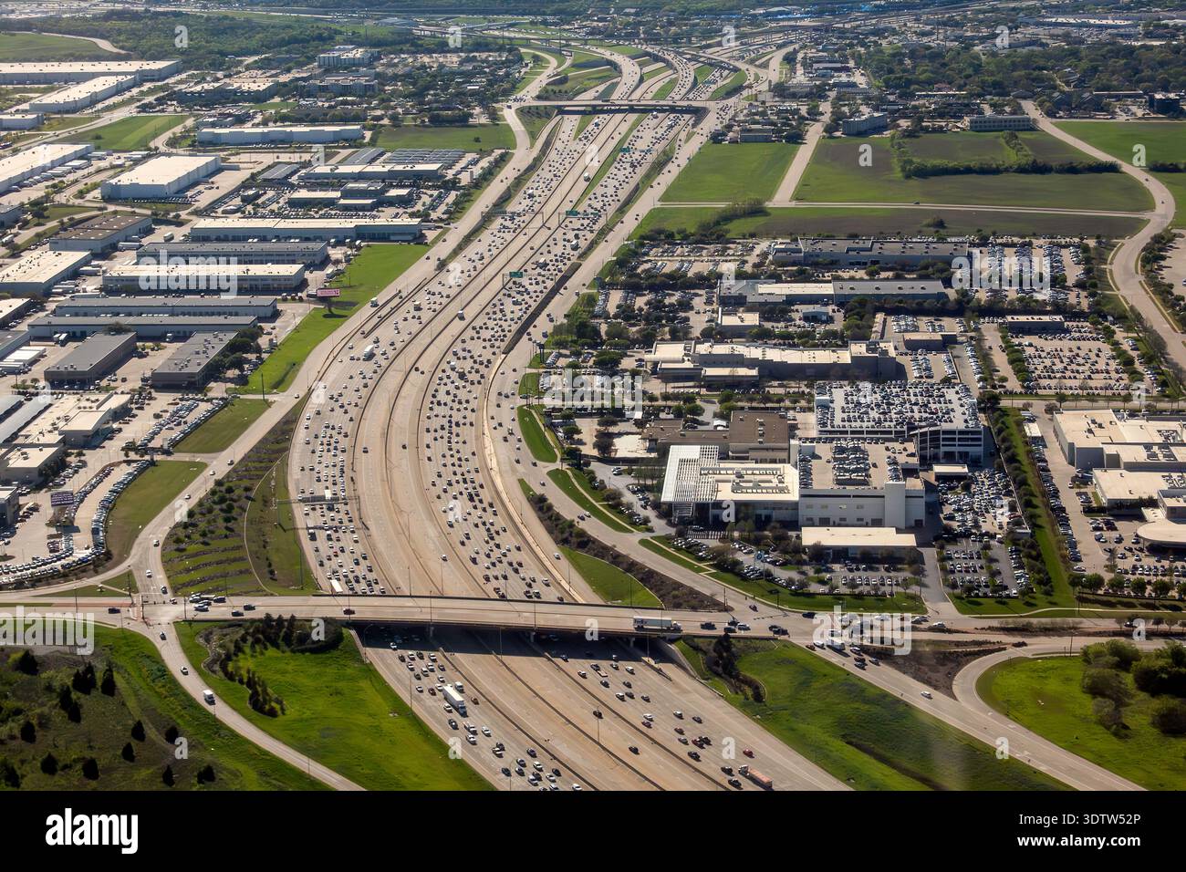 Vista aerea delle auto su un'autostrada a più corsie USA Foto Stock