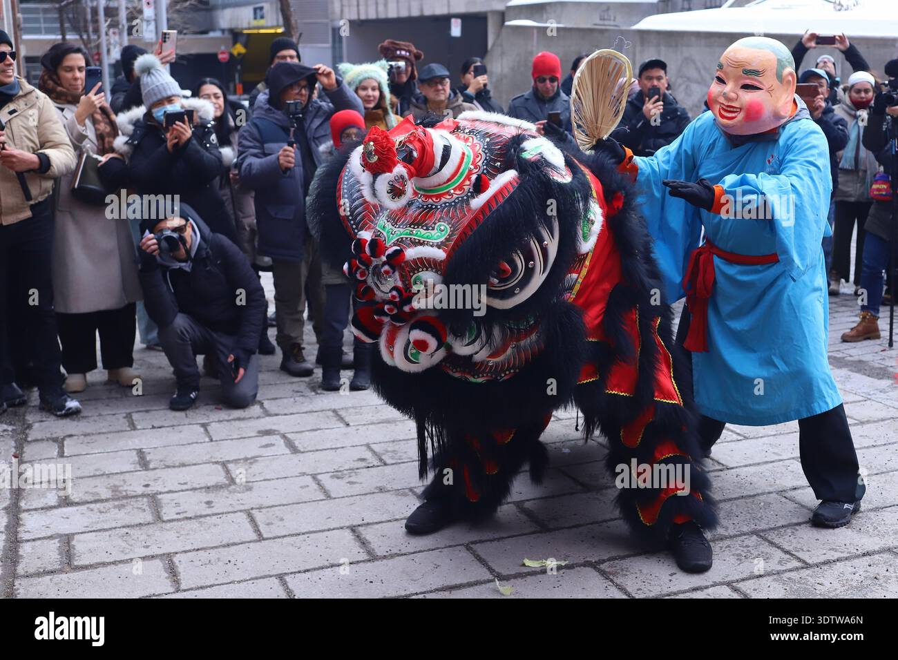 Montreal, Canada. 22 febbraio 2026. La comunità di immigrati cinesi a Montreal esegue la danza del leone e la benedizione delle imprese situate a Chinatown durante la fine delle celebrazioni per l'arrivo del Capodanno cinese 2026 corrispondente a Fire Horse. Il 22 febbraio 2026 a Montreal, Canada. (Foto di Horacio Zamora/ credito: Eyepix Group/Alamy Live News Foto Stock