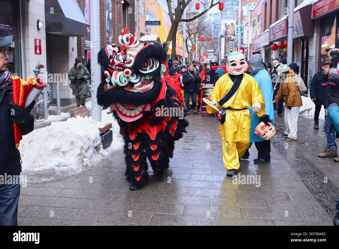 Montreal, Canada. 22 febbraio 2026. La comunità di immigrati cinesi a Montreal esegue la danza del leone e la benedizione delle imprese situate a Chinatown durante la fine delle celebrazioni per l'arrivo del Capodanno cinese 2026 corrispondente a Fire Horse. Il 22 febbraio 2026 a Montreal, Canada. (Foto di Horacio Zamora/ credito: Eyepix Group/Alamy Live News Foto Stock