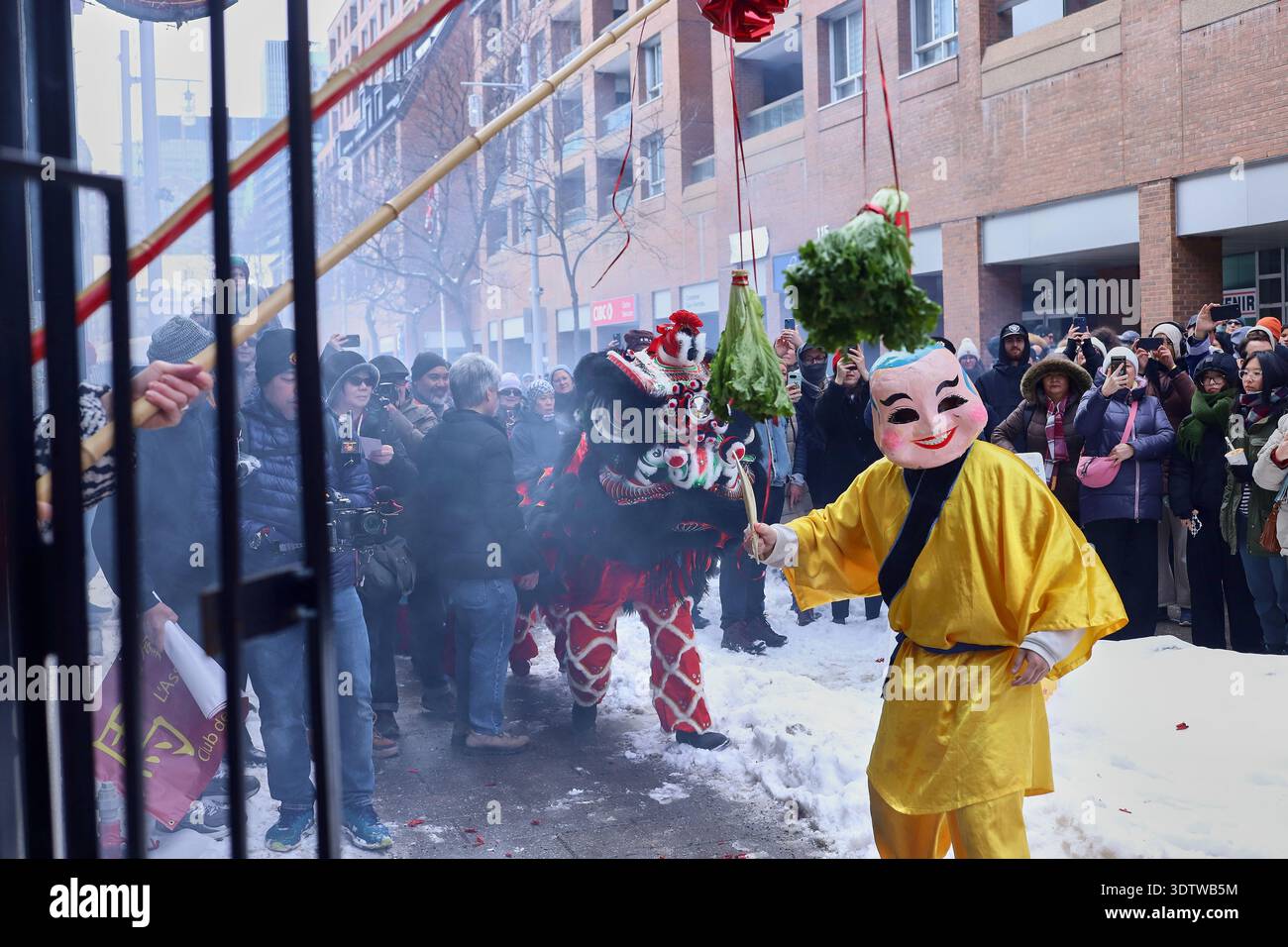 La comunità di immigrati cinesi a Montreal esegue la danza del leone e la benedizione delle imprese situate a Chinatown durante la fine delle celebrazioni per l'arrivo del Capodanno cinese 2026 corrispondente a Fire Horse. Il 22 febbraio 2026 a Montreal, Canada. (Immagine di credito: © Horacio Zamora/eyepix via ZUMA Press Wire) SOLO PER USO EDITORIALE! Non per USO commerciale! Foto Stock