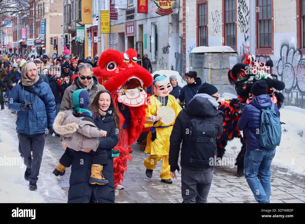 La comunità di immigrati cinesi a Montreal esegue la danza del leone e la benedizione delle imprese situate a Chinatown durante la fine delle celebrazioni per l'arrivo del Capodanno cinese 2026 corrispondente a Fire Horse. Il 22 febbraio 2026 a Montreal, Canada. (Immagine di credito: © Horacio Zamora/eyepix via ZUMA Press Wire) SOLO PER USO EDITORIALE! Non per USO commerciale! Foto Stock